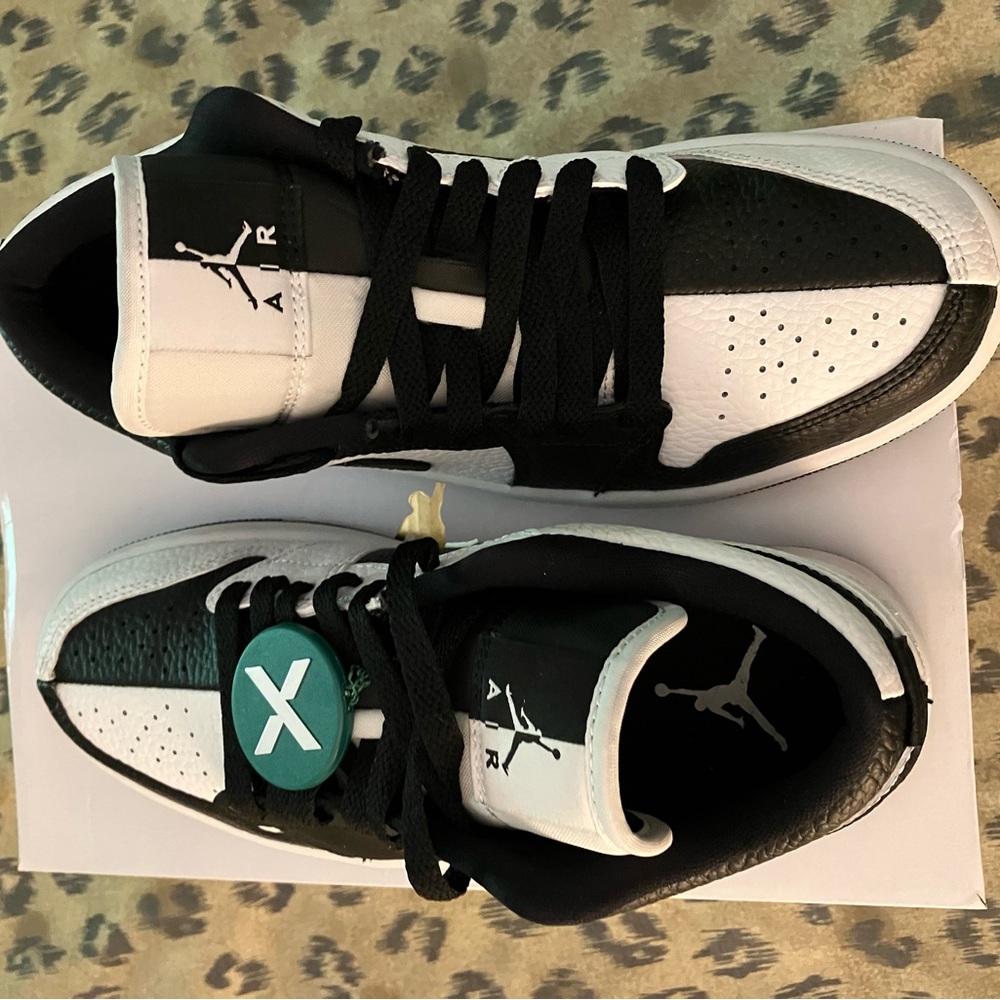 Jordan 1 low SE Homage Split White/Black womans 6.5